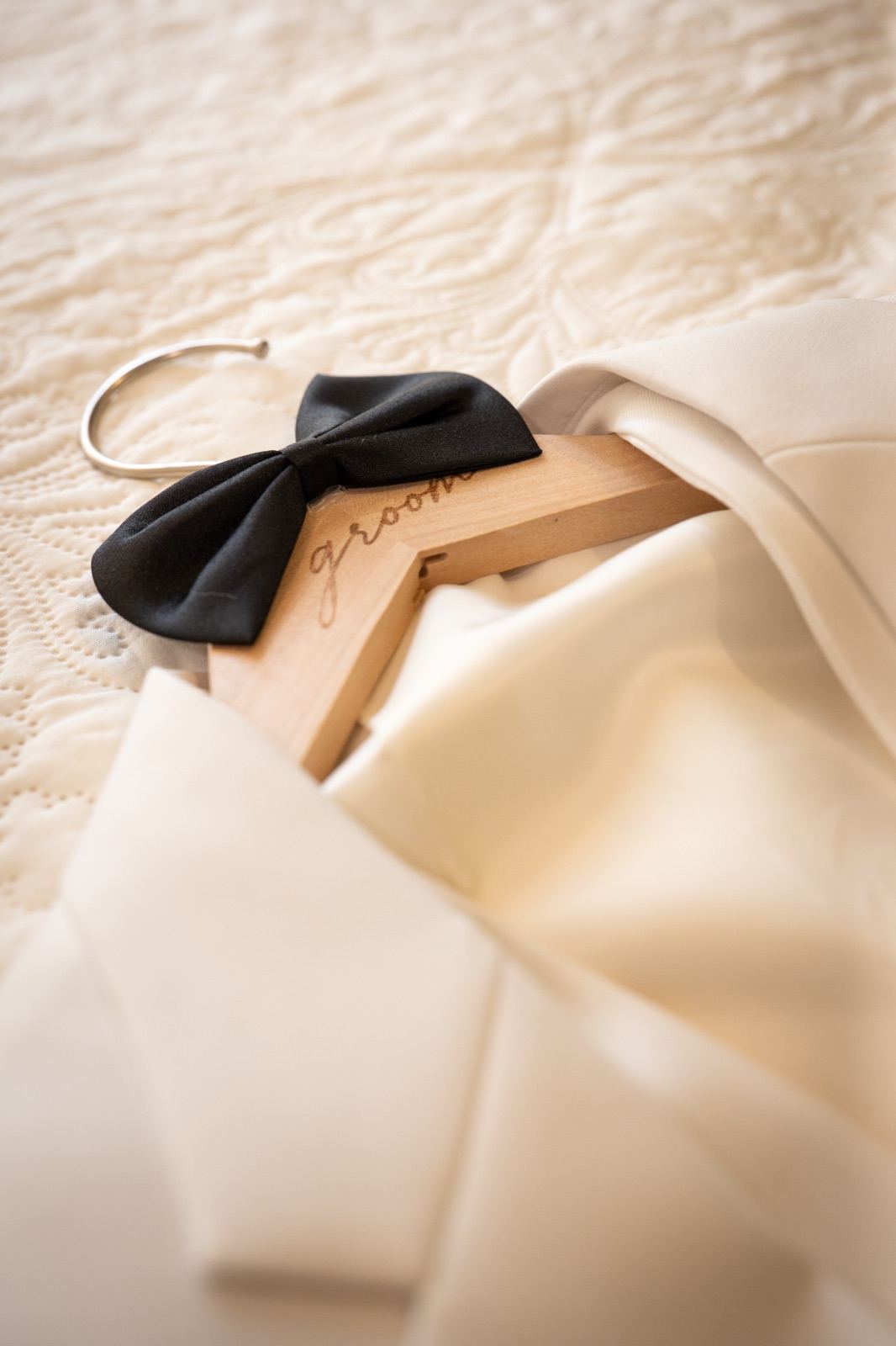 Wedding details: bow tie and groom's hanger